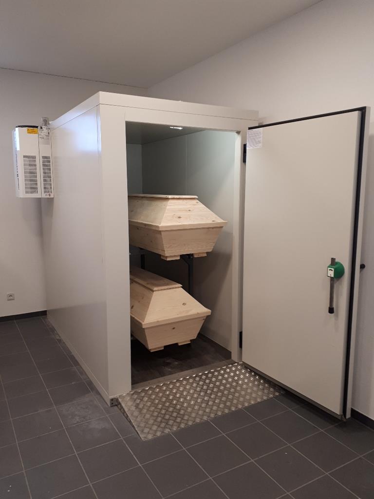 Sargregal zum einfahren in eine Kühlzell e, zur Lagerung von 2 kompletten Särgen