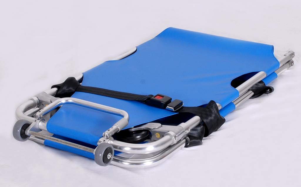 Leichentrage,klappbar, Abdeckung blau, Füße und Rollen wegklappbar